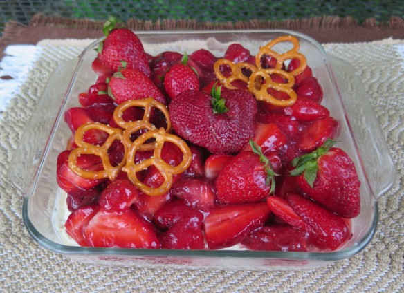 Strawberry Pretzel Delight - 5 - IMG_4226_1