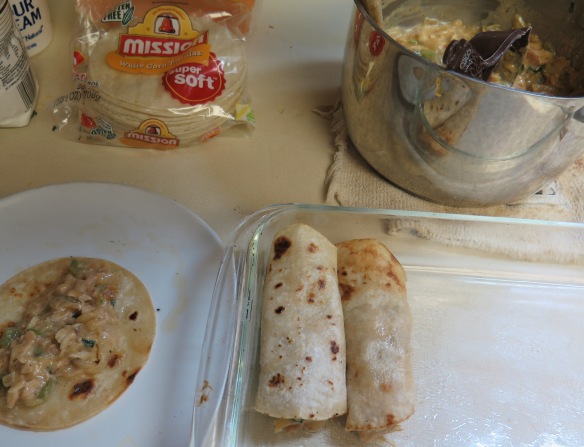filling-and-rolling-up-corn-tortillas